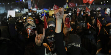 15 miljoen Turken steunen gevangene Imoglou in oproep om te vechten.