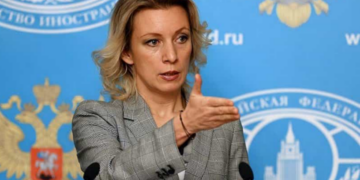 Russische functionarissen woedend op Macron: ‘Het is een sprookje’ zegt Zacharova