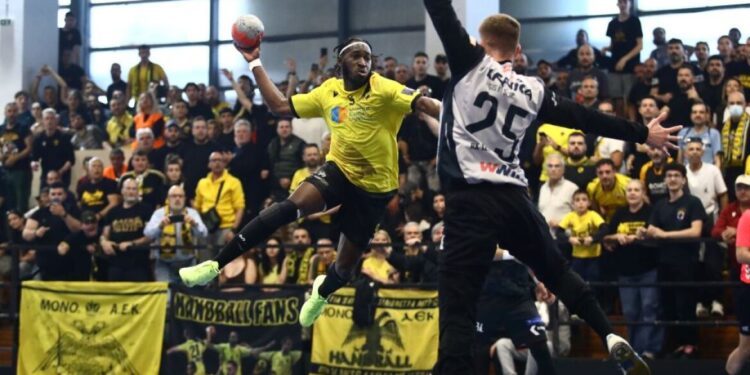 AEK domineert Izvidats in handbal en gaat door naar de finale.