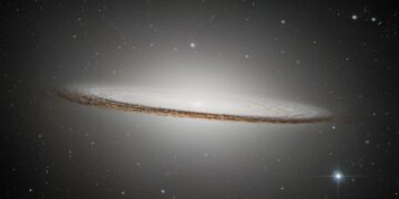 De sombrero van het universum: een Hubble-lens portret.