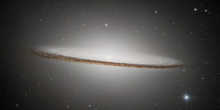 De sombrero van het universum: een Hubble-lens portret.