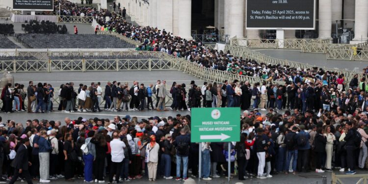 Massale huldebetuiging aan overleden paus Franciscus met bijna 130.000 aanwezigen