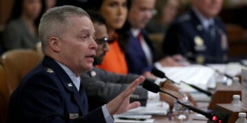 Directeur en adjunct-directeur NSA Spionagedienst ontslagen in schandaal.