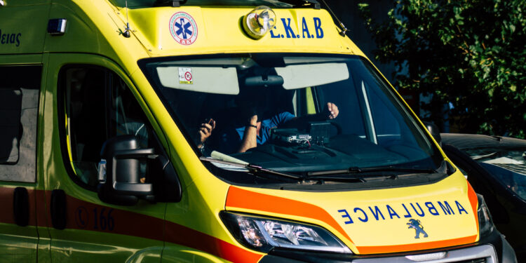 Amputant gewond door vuurwerk in Agios Nikolaos Lake, opgenomen in Pagni.