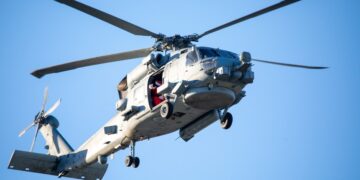Marinehelikopter evacueert zieke marine van Turks schip