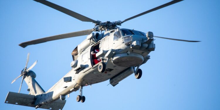 Marinehelikopter evacueert zieke marine van Turks schip