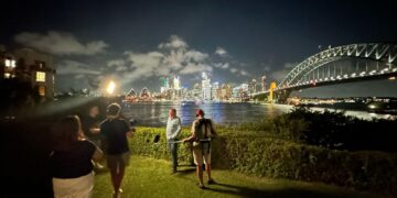 Dr. Love brengt hoop en liefde naar Australië: Een lichtpunt voor Gré en Klaas.