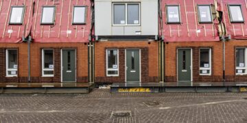 Gekte op woningmarkt: strijd om handjevol huizen.