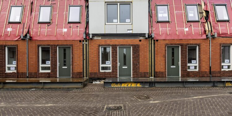 Gekte op woningmarkt: strijd om handjevol huizen.