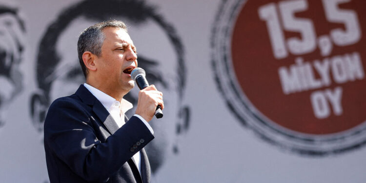 Ozgur Ozel herkozen als president van de Republikeinse Volkspartij