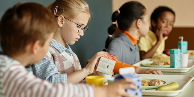 Honderden scholen in Engeland openen gratis ontbijtclubs, leraren vrezen tekort aan financiering