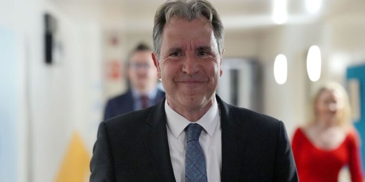 Labour MP gearresteerd voor verdenking van verkrachting en kindermisbruik.