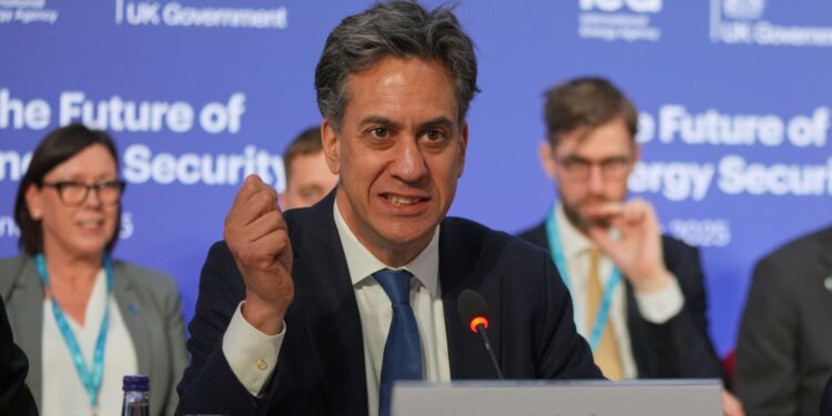 Ed Miliband daagt critici uit in strijd voor net zero