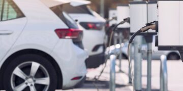 Starmer belooft drastische veranderingen in regels voor elektrische auto’s na Trump’s tarieven