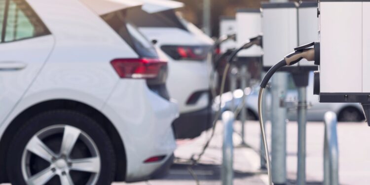 Starmer belooft drastische veranderingen in regels voor elektrische auto’s na Trump’s tarieven