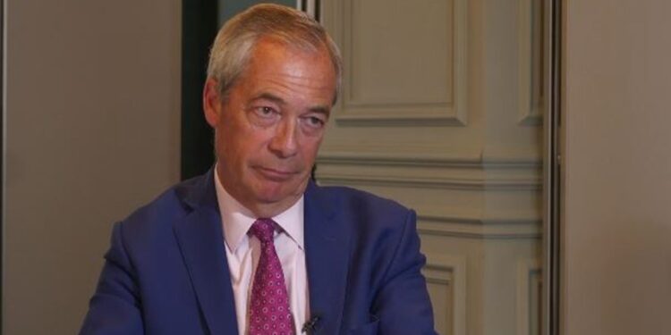 Farage ontkent samenwerking met Tories na opmerking Jenrick over ‘coalitie’