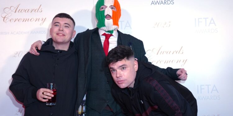 Badenoch eist vervolging van rapgroep Kneecap voor ‘dode Tory’ opmerking.