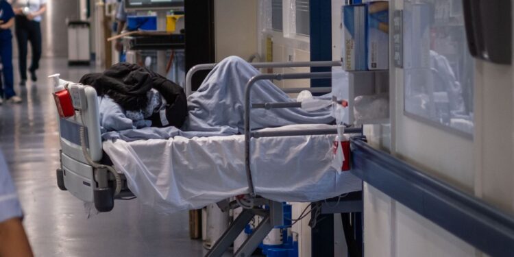 Patiënt wacht meer dan 10 dagen op bed – crisis onacceptabel blootgelegd