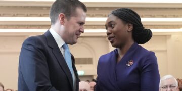 Badenoch negeert ‘dreiging’ van Jenrick na WhatsApp-groepsmix-up