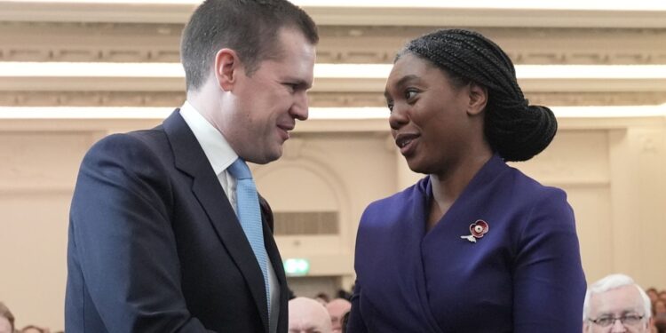 Badenoch negeert ‘dreiging’ van Jenrick na WhatsApp-groepsmix-up