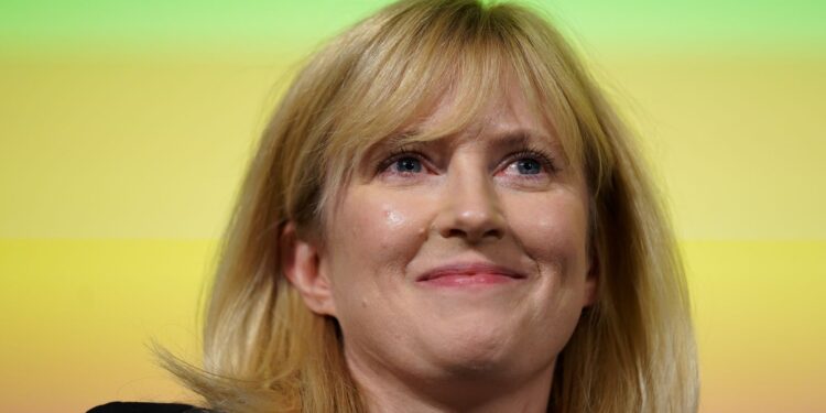 Feministen voelen zich moediger na gender uitspraak, critici waarschuwen voor cultuurstrijd