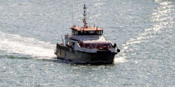 Kleine bootovertochten gestopt door harde wind ondanks zonnige lente start.