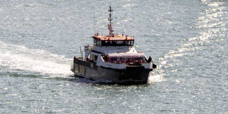 Kleine bootovertochten gestopt door harde wind ondanks zonnige lente start.