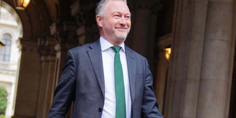 Milieuminister verdedigt groen beleid tegen kritiek van Sir Tony Blair.