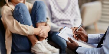 Overheid bezuinigt op therapie voor geadopteerde kinderen.