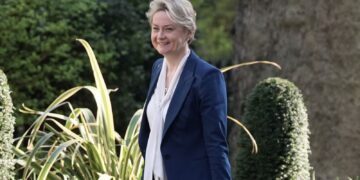 Minister ontkent verzwakking aanpak grooming gangs na kritiek.