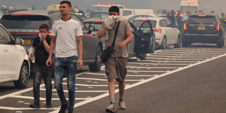 Evacuatie en afgesloten wegen: Jeruzalem Fiery en Griekenland betrokken.