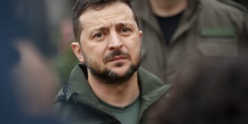 Zelenski naar Kiev gebracht na Russische aanval met raketten en drones.