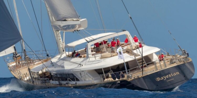 Luxueus jacht verwoest door extreme wind op Sicilië