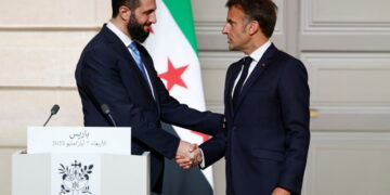 Macron roept op tot sancties tegen Syrië en VS vanwege sancties