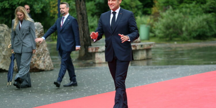 Rusland weigert vrede, Macron spreekt met Trump