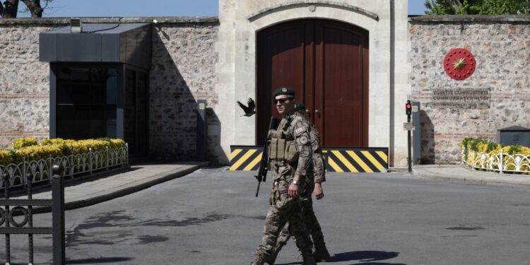 Politieke intriges en moordmysterie in bruisend Istanbul.