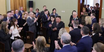 Kim Jong Un ontvangt Russische ambassadeur op Victory Day in Pyongyang