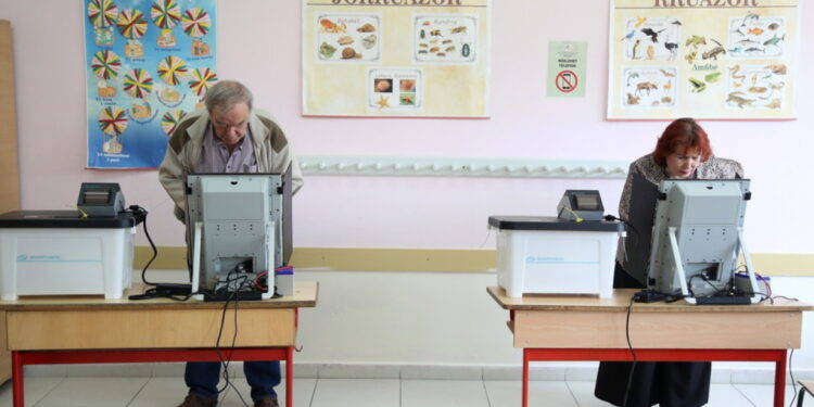 Lage opkomst bij verkiezingen in Albanië – Matige deelname minderheden