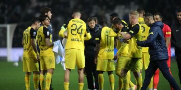 Almeida neemt afscheid van AEK-spelers na wedstrijd tegen PAOK