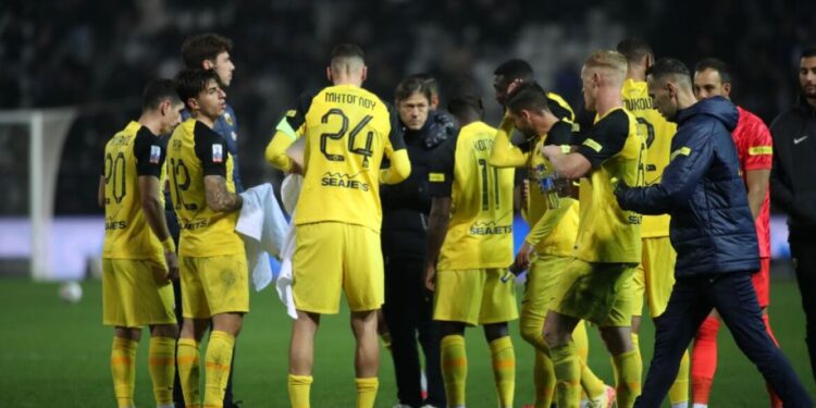 Almeida neemt afscheid van AEK-spelers na wedstrijd tegen PAOK