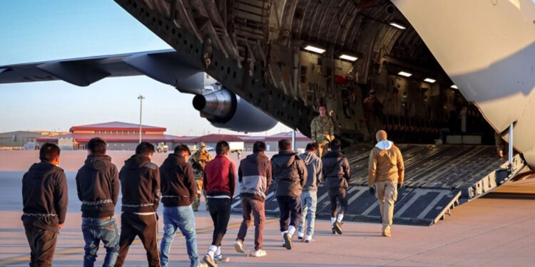 Amerikaanse zoektocht naar uitzettingsbestemmingen voor immigranten