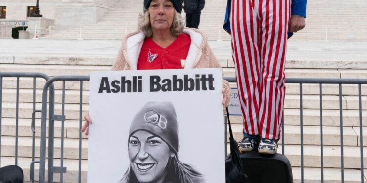 Trump compenseert familie voor dood tijdens Capitol Raid met $5 miljoen