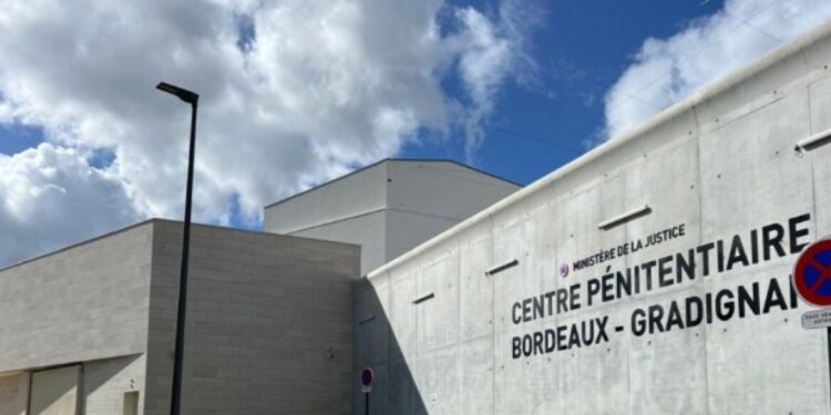 Gevangene voor diefstal na per ongeluk vrijlating van moordenaar vanwege vergissing