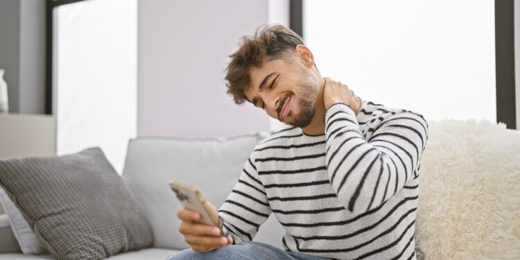 Mobiele nekbreker: 25-jarige verdraait nek door constant buigen op smartphone