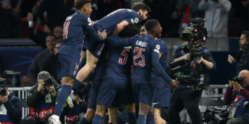 Samenvatting: Paris Saint-Germain verslaat Arsenal 2-1 en opent de champagne voor de finale in Parijs.