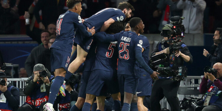Samenvatting: Paris Saint-Germain verslaat Arsenal 2-1 en opent de champagne voor de finale in Parijs.