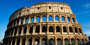 Toerist vastgenageld aan Colosseum leuningen met meer dan 80 hechtingen