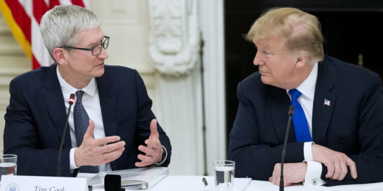 Trump botst met Tim Cook over verplaatsing productie naar India.