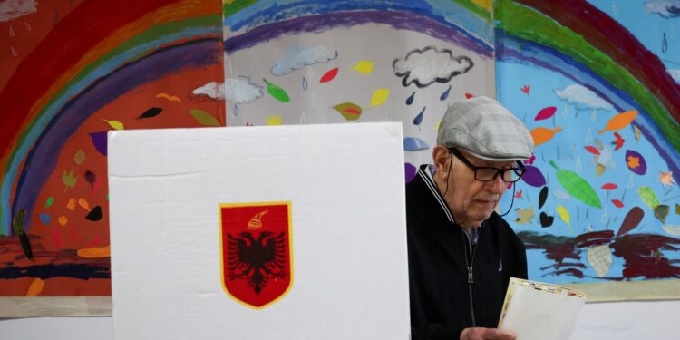 Rama beveiligt meerderheid, Berisha noemt demonstraties