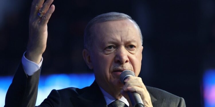 Politieke discussies na ontbinding PKK: Erdogan spreekt zich uit.